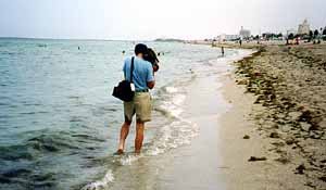 Kaziu filmuje ocean.jpg (15300 bytes)