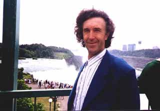 Kaziu przy wodospadzie Niagara.jpg (14995 bytes)