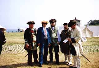 Kaziu wsrod dawnych zolnierzy.jpg (19381 bytes)