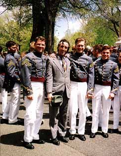 Kaziu z zolnierzami.jpg (30990 bytes)